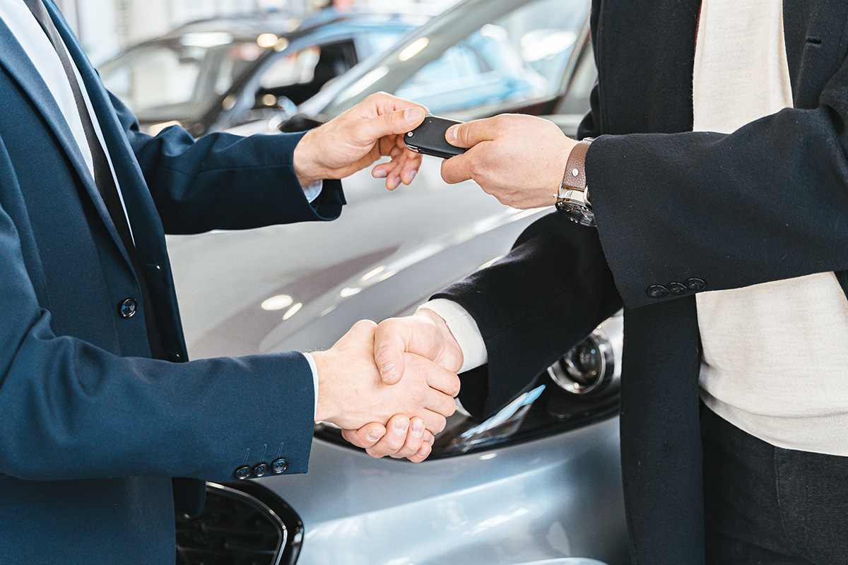 Automobilverkäufer im Autohaus