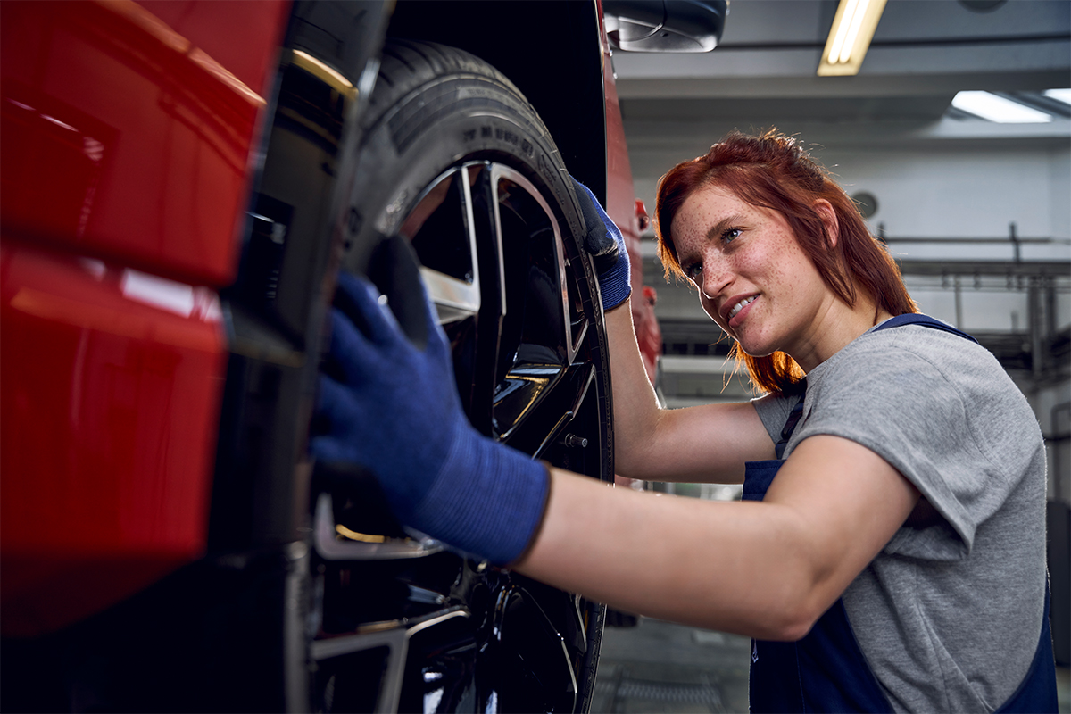 Servicemitarbeiterin im Autohaus