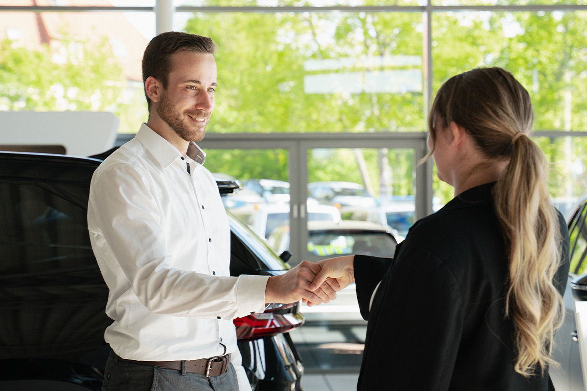Automobilverkäufer im Autohaus