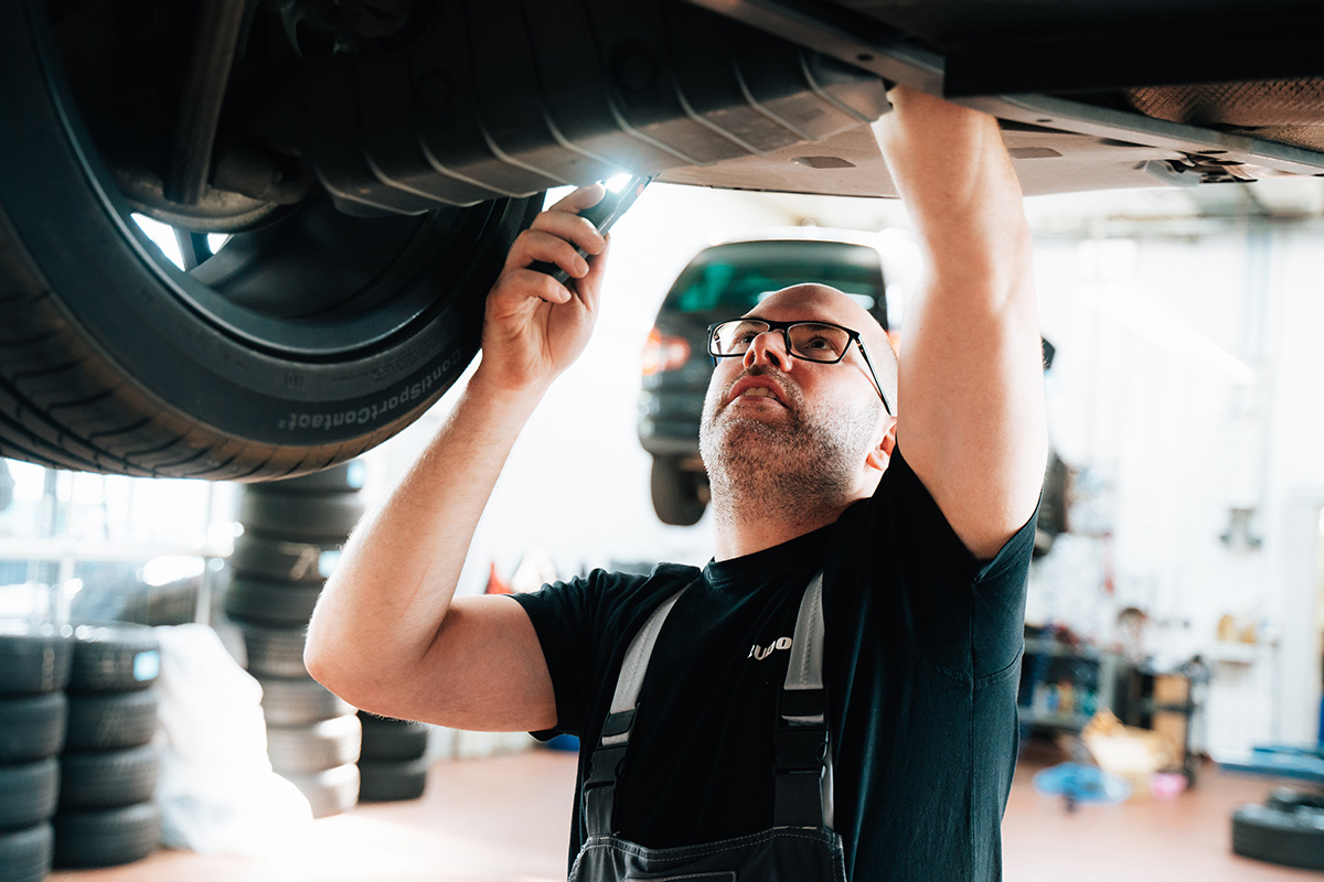 Servicemitarbeiterin im Autohaus