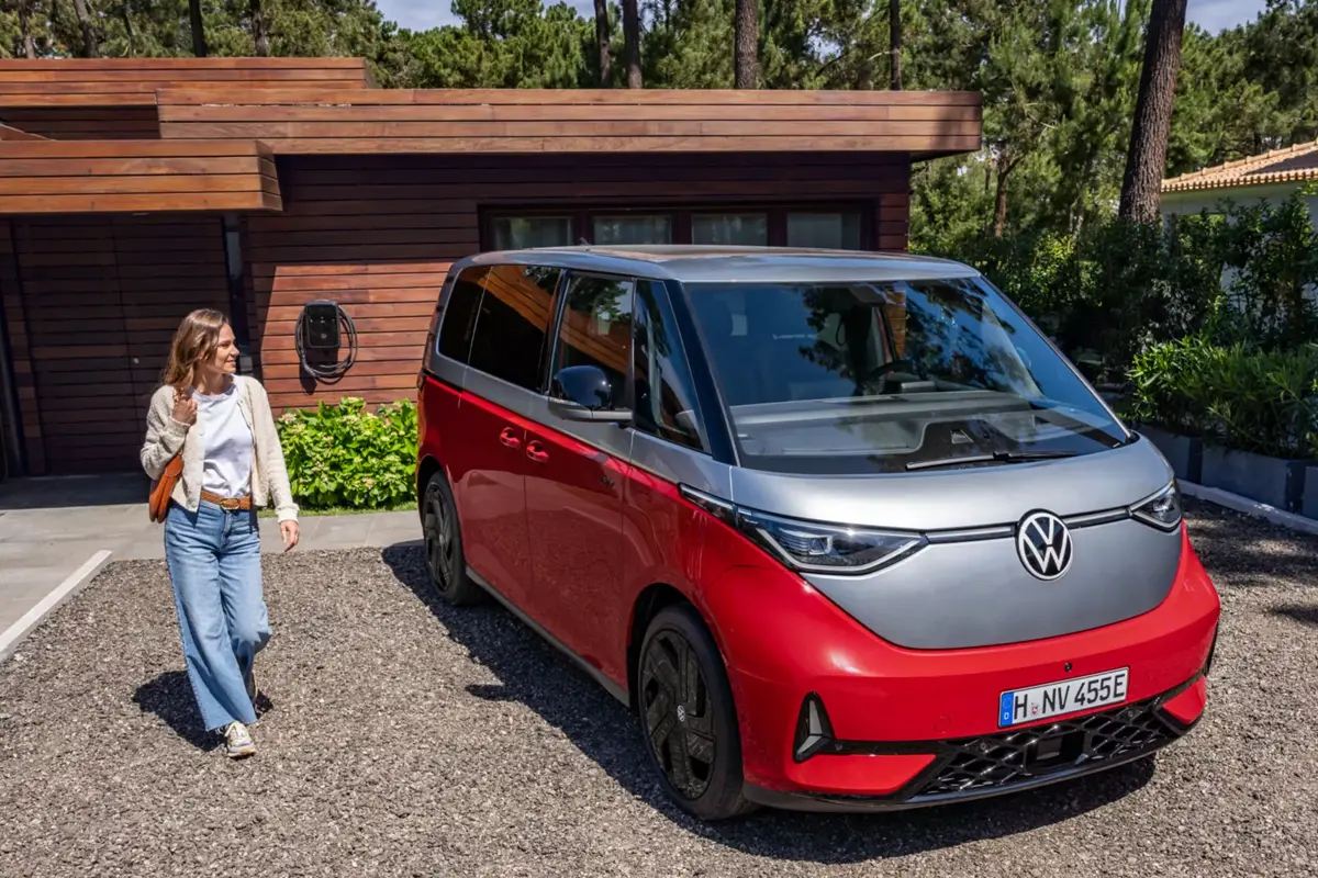 roter ID Buzz vor einem Haus