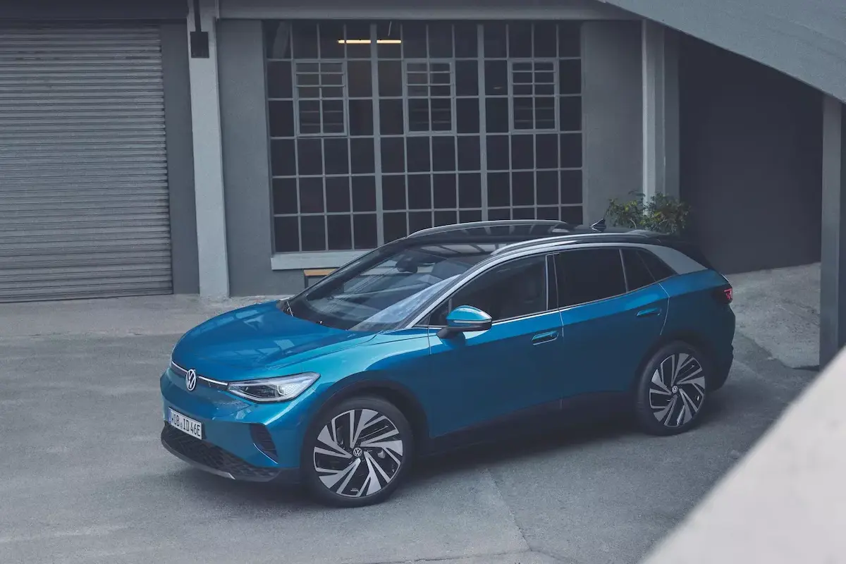 VW ID4 parkend vor einer Garage