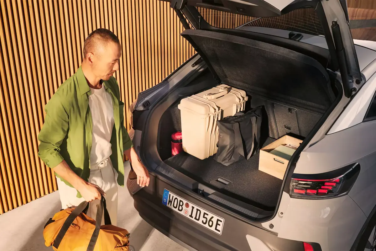 ID5 wird von einem Mann der Kofferraum befüllt
