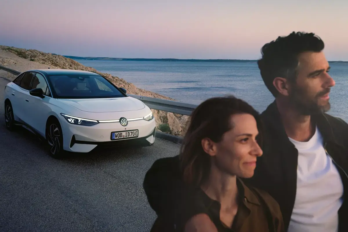 ID7 steht auf einer Straße am Meer, davor ein Pärchen