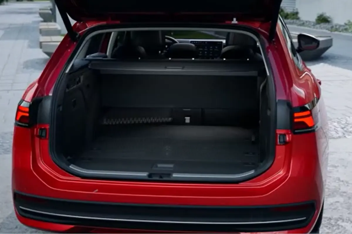 Roter VW Passat mit offenem Kofferraum