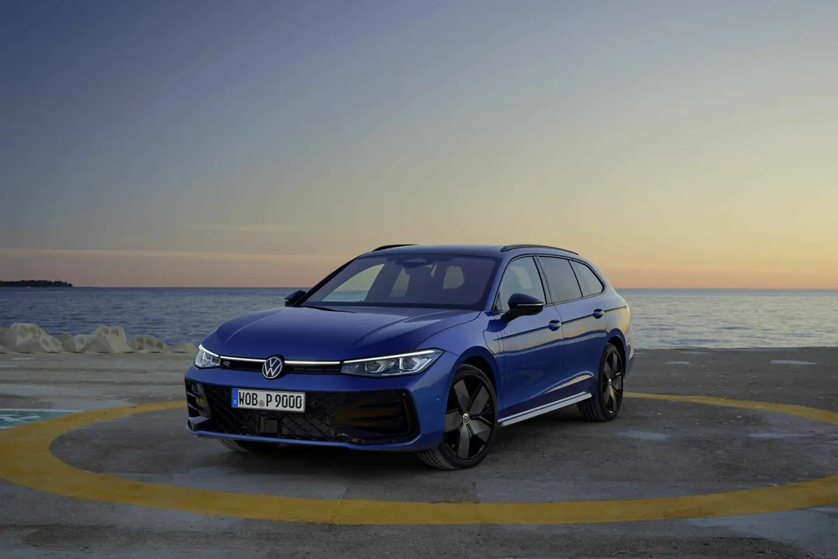 blauer VW Passat am Meer