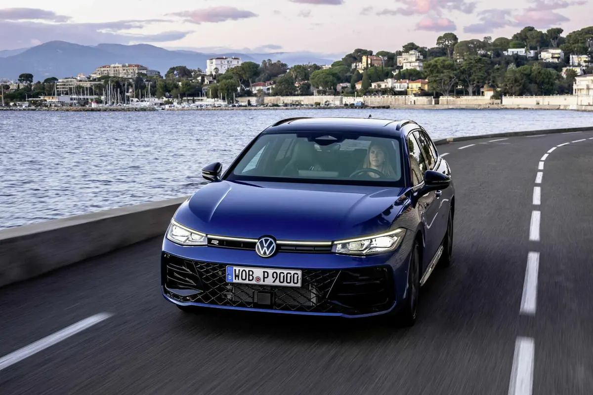 blauer VW Passat auf der Strecke