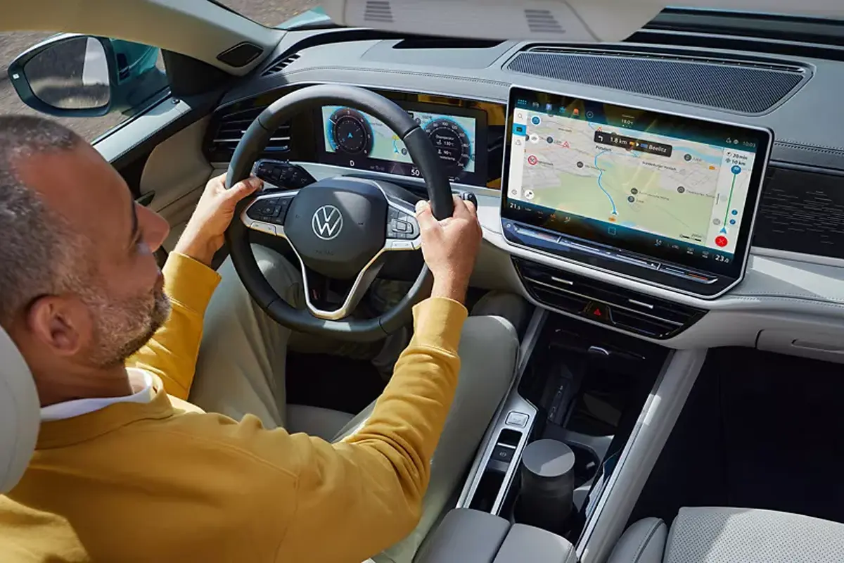 VW Passat von Innen mit Fahrer