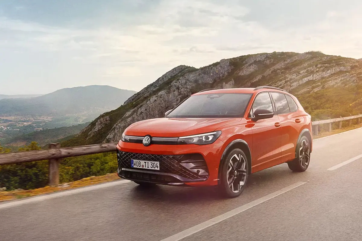 roter Tiguan bei der Fahrt