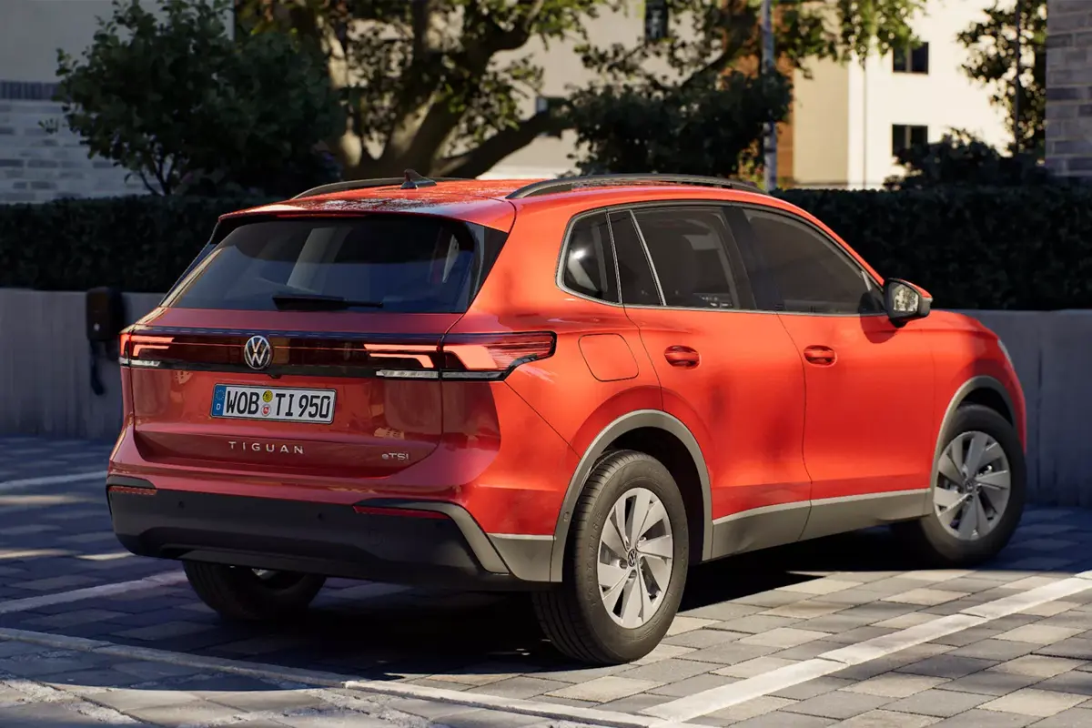 roter Tiguan von hinten