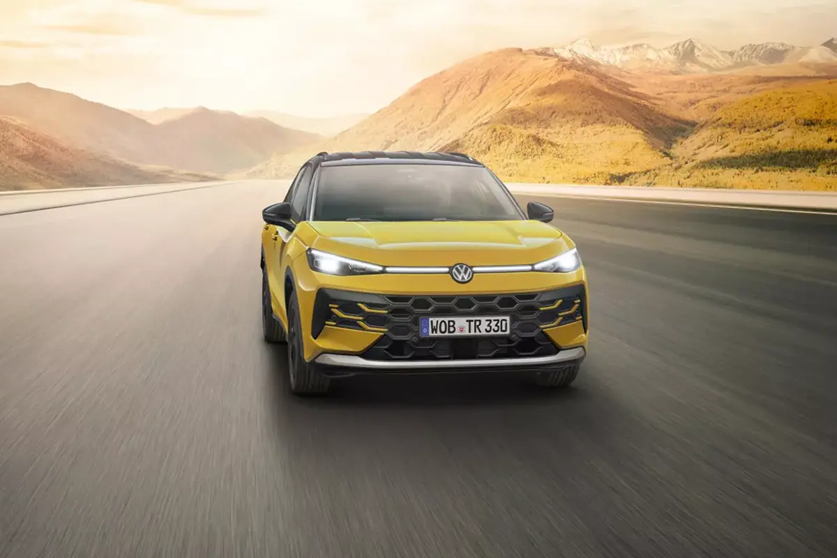 gelber T-Roc von vorne während der Fahrt